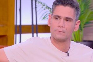 Η στιγμή που η σύζυγος του Βασίλη Καρρά ξεσπά σε κλάματα στην παρουσίαση της αυτοβιογραφίας του