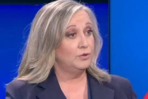 Λύγισε η Μαρία Νικόλτσιου στην κηδεία της Ηρούς Καριοφύλλη: "Ένα μεγάλο κομμάτι της νιότης μας φεύγει σήμερα"