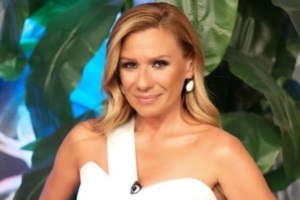 Κατερίνα Καραβάτου: "Δεν μ' αρέσει που περνάς τόσο καλά μακριά μου"