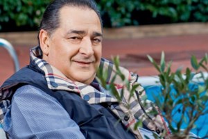 Συντετριμμένες η σύζυγος και η κόρη του Βασίλη Καρρά στο λαϊκό προσκύνημα