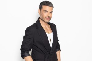 Ο Παντελής Τουτουντζής αγκαλιά με τον σύντροφό του στην Κρήτη λίγο πριν τον γάμο τους