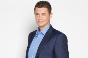 Οι καστανόξανθες κόρες του Αντώνη Σρόιτερ, Νάντια και Παυλίνα σε ερημική παραλία της Κύθνου - εικόνα 2