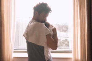 Ο Ορφέας Αυγουστίδης στην πρώτη δημόσια εμφάνιση με τον νεογέννητο γιο του!