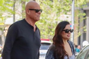 Η Ελπίδα Ιακωβίδου ποζάρει στον χώρο της δεξίωσης πριν τον γάμο με τον Τζώνη Καλημέρη - Η φωτογραφία με τη σημαία της Κύπρου