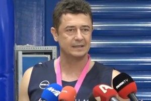 Ο Αντώνης Σρόιτερ φορά ξανά το μαγιό του και κάνει βουτιά στα βαθιά