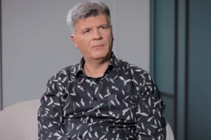 Για ποιο λόγο η Ρένα Μόρφη, ο Φοίβος Δεληβοριάς και ο Κωστής Μαραβέγιας μοιράζονται το ίδιο κρεβάτι;