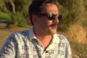 Ο Θάνος Κιούσης φωτογραφίζει την κούκλα σύζυγό του στην έξοδό τους