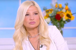 Η αμηχανία της Κατερίνας Καραβάτου όταν ρωτήθηκε για την προσωπική της ζωή: "Άκου τώρα τι γίνεται…" - εικόνα 2