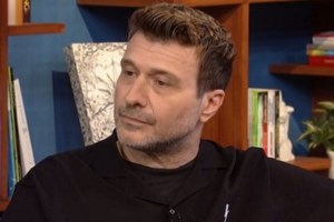 Ο Γιάννης Πλούταρχος κατέθεσε μήνυση σε θαυμάστρια που τον παρενοχλούσε χρόνια σπίτι του - εικόνα 2