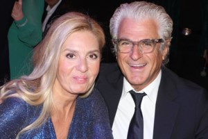 Το τελευταίο αντίο στον Αντώνη Λυμπέρη | Υποβασταζόμενη η σύζυγός του, Έλενα Μακρή