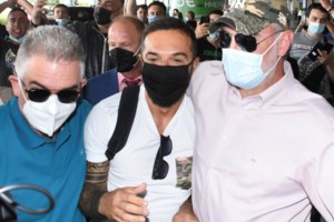 Ο Τριαντάφυλλος επέστρεψε από το Survivor & στήθηκε πάρτι στο σπίτι του