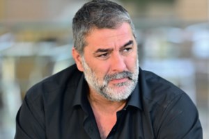 Η μεγάλη αλλαγή στην εμφάνιση του Βασίλη Μπισμπίκη & ο λόγος που δεν κάνει φέτος θέατρο