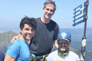 Ο Δήμος Μπακογιάννης απολαμβάνει το σουβλάκι του στην παραλία με την παρέα του - Η φωτογραφία που τράβηξε ο πατέρας του - εικόνα 2