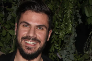 Ο γιoς του Άκη Πετρετζίκη κλείνει τον πρώτο του μήνα και ο ίδιος αναλαμβάνει μαγειρική δράση