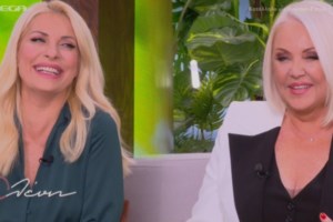 Ρούλα Κορομηλά & Ελένη Μενεγάκη φωτογραφίζονται μαζί μετά το τέλος της τηλεοπτικής τους συνάντησης