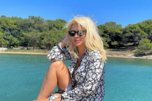 Η Ελένη Μενεγάκη με φόντο το απέραντο γαλάζιο