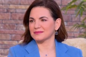 Η Όλγα Κεφαλογιάννη αγκαλιά με τα δίδυμα παιδιά της σε διάλειμμα από τη συνεδρίαση της Ολομέλειας της Βουλής - εικόνα 2