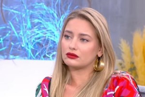 Η Ντόρα Μακρυγιάννη ποζάρει αγκαλιά με τον πατέρα της