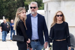 Συγκλονισμένη η Κάτια Δανδουλάκη στην κηδεία της Άννας Παναγιωτοπούλου: "Η απόλυτη θλίψη" - εικόνα 2