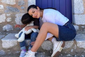 Νέες φωτογραφίες από τις καλοκαιρινές διακοπές της Νικολέττας Ράλλη με τον σύζυγό της και την κόρη τους