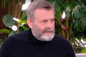 Απόστολος Γκλέτσος: "Δεν μπορώ να συζητήσω με την κόρη μου, νιώθω αγράμματος"