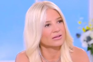 Η Άννα Βίσση τρόλαρε τους παίκτες του Ολυμπιακού που της πήγαν την κούπα με τον ύμνο του Παναθηναϊκού