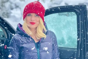 Η Ελένη Μενεγάκη φωτογραφίζει τη μικρή Μαρίνα στα χιόνια