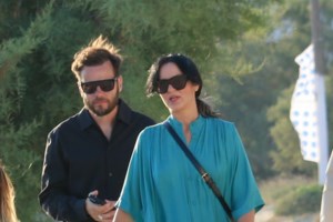 Η Ζενεβιέβ Μαζαρί ποζάρει αγκαλιά με τον σύζυγό της στη Μήλο & στέλνει το δικό της τρυφερό μήνυμα