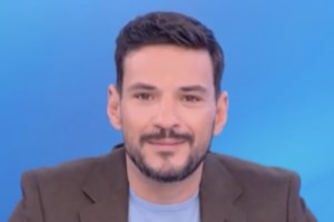 O Κώστας Τσουρός αντέδρασε on air σε σχόλιο συνεργάτη του: "Είπες κάτι προσβλητικό για εμένα"