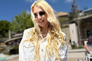 Η Κωνσταντίνα Σπυροπούλου στην παραλία μαζί με τον Βλάσση και τον μικρό Βασίλη Σταθοκωστόπουλο