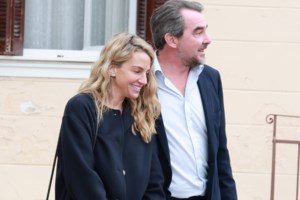 Νικόλαος Ντε Γκρες & Χρυσή Βαρδινογιάννη πιασμένοι χέρι χέρι στο pre wedding party - Όλες οι φωτογραφίες