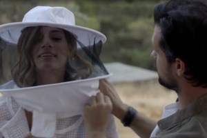 "Άγριες Μέλισσες" | Η Κατερίνα Διδασκάλου και ο μικρός Σπύρος Ντούγιας στο πιο απολαυστικό backstage βίντεο!