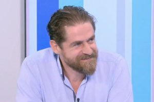 Ο Δημήτρης Λάλος όπως δεν τον έχουμε ξαναδεί | Η φωτογραφία με το εντυπωσιακό κατακόρυφο