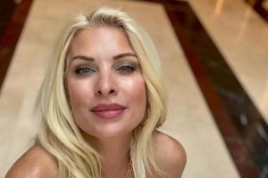 Ο Άγγελος Λάτσιος ποζάρει αγκαλιά με την Ελένη Μενεγάκη και είναι το απόλυτο #Familygoals