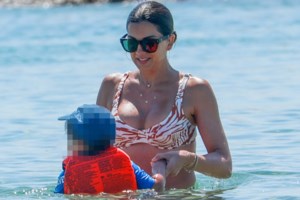 Η Σταματίνα Τσιμτσιλή μοιράζεται όμορφα πλάνα με τις κορούλες της από τις διακοπές τους στην Αμοργό! Δείτε την ανάρτησή της