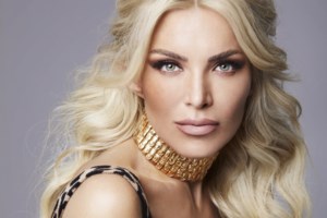 Η Κατερίνα Καινούργιου ποζάρει χωρίς ίχνος μακιγιάζ στην Πάρο: "39 καλοκαίρια" - εικόνα 2