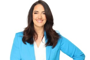 Σπάνια βραδινή έξοδος για τη Νόνη Δούνια με τον σύζυγό της