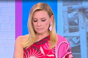 Λύγισε η Κατερίνα Καραβάτου on air: "Με είδε από μακριά, με αγκάλιασε, ζητώντας ένα πράγμα.."