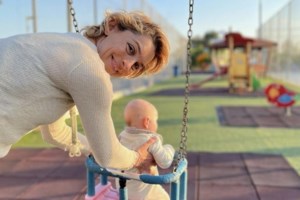 Η Γιούλικα Σκαφιδά σε καθημερινές στιγμές με την οικογένειά της