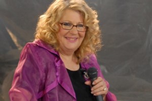 Συντετριμμένοι o Σταμάτης Φασουλής και η Μίρκα Παπακωνσταντίνου στην κηδεία της Άννας Παναγιωτοπούλου