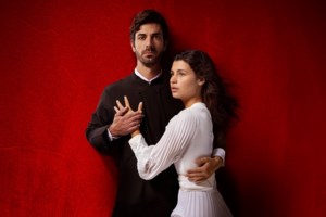 Ολόγυμνος, μόνο με το σεντόνι του: Η καυτή σκηνή του πατέρα Νικολάου στον "Άγιο Έρωτα"