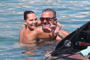 Η Μαρια Μπεκατωρου φωτογραφίζει την κόρη του Αντώνη Ρέμου και της Υβόννης Μποσνιακ