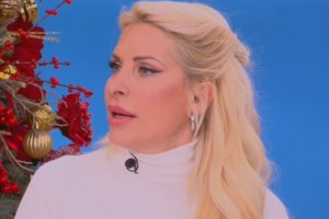 Η Ελένη Μενεγάκη στη Ραφήνα λίγο πριν αναχωρήσει για Άνδρο