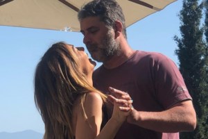 Δέσποινα Βανδή & Βασίλης Μπισμπίκης χεράκι- χεράκι σε νεά βραδινή έξοδο - εικόνα 3