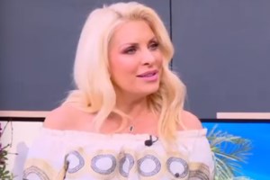 Η Ελένη Μενεγάκη αγκαλιά με τα αγόρια της εκπομπής της - Δείτε τη φωτογραφία