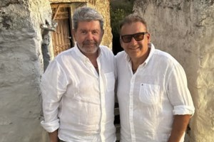 Οι νέες φωτογραφίες της Μαρίας Αντωνά από τις διακοπές της στην Τήνο με τον Γιώργο Λιάγκα