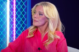 Γενέθλια για τη Ζέτα Μακρυπούλια - Η εξωτική φωτογράφισή της στην παραλία