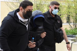 Ο Μένιος Φουρθιώτης τη στιγμή που οδηγείται ενώπιον του Εισαγγελέα