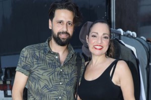 19 χρόνια πριν: Η Ελένη Καρακάση νύφη δίπλα στον τραγουδιστή σύζυγό της