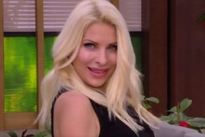 Η "Ελένη" έκοψε βασιλόπιτα στο πλατό! Η εντυπωσιακή selfie με τους συνεργάτες της